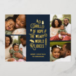 A Thrill of Hope | Moderne Kerstmis met fotocollag Folie Feestdagenkaart<br><div class="desc">Deze stijlvolle kerstcollage-feestfotokaart bevat vier fotosjablonen en een moderne typografie: "A Thrill of Hope,  The Weary World Rejoices." De achterkant van de kaart bevat een passend patroon van holly bessen,  bladeren en pijnbomen in marinesblauw. Eenvoudig te personaliseren!</div>