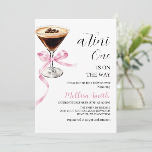 A Tini One On The Way Espresso Martini Baby Shower Kaart (Staand voorkant)