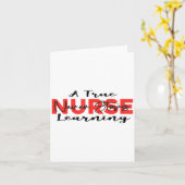 A True Nurse Never Stops Learning Quote Nursing Mo Kaart (Gele Bloem)