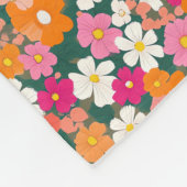 A vibrant pattern of small, colorful flowers fleece deken (Hoek)