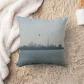 A view of Toronto Throw Pillow Kussen (Deken)