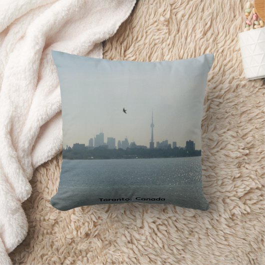 A view of Toronto Throw Pillow Kussen (Deken)