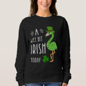 A Wee Bit Irish Today Flamingo Leprechaun St Patty Trui (Voorkant)