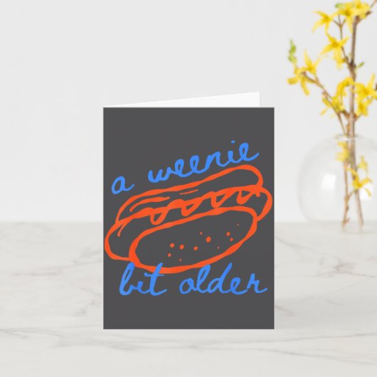 A Weenie Bit Older Funny Hotdog Pun Birthday Desig Kaart (Gele Bloem)