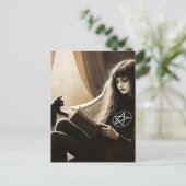 A witch reads with her black kitten briefkaart (Staand voorkant)