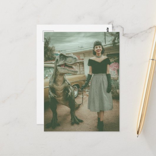 A woman walks her pet T-Rex Briefkaart (Voorkant / Achterkant in situ)