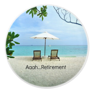 Aaah...pensionering, ontspanning van de strandscèn keramische knop