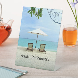 Aaah...pensionering, ontspanning van de strandscèn reclamebord met voetstuk