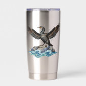 Aalscholver op de rotsen geïsoleerde drinkbeker (Voorkant)