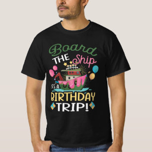 Aan boord van het schip: een reisreis op de weg na t-shirt