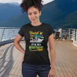 Aan boord van het schip Mijn Verjaardag Cruise T-shirt<br><div class="desc">Dit ontwerp kan op het gebied worden gepersonaliseerd dat door de foto en/of tekst te veranderen wordt verstrekt. Of het kan worden aangepast door te klikken deze Sjabloon personaliseert en dan de klik te kiezen om verdere optie aan te passen en de kleur van de achtergrond te schrappen of te...</div>