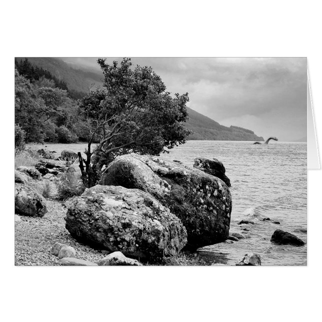 Aan de kust van Loch Ness met het monster (Voorkant Horizontaal)