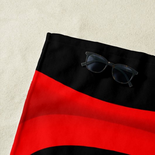 Aan Mr. Redd: Abstract zwart, wit & rood Strandlaken (In situ)