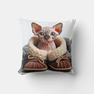 aanbiddelijke kitten sfinx in pantoffels kussen