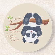 aanbiddelijke panda die ondersteboven hangt