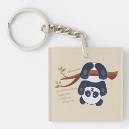 aandoenlijke panda die ondersteboven hangt sleutelhanger