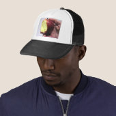 Aangebeten Rode Appel Trucker Pet (In situ)
