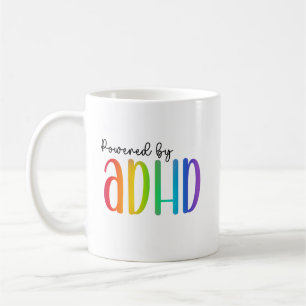 Aangedreven door ADHD   Regenboogtypografie Koffiemok