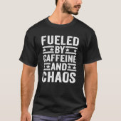 Aangedreven door cafeïne en chaos Funny Gezegde Co T-shirt (Voorkant)