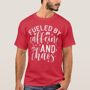 Aangedreven door cafeïne en chaos Moeder koffielie T-shirt