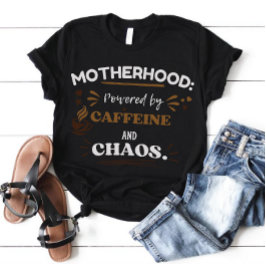 Aangedreven door Caffeïne en Chaos Moederschap T-s T-shirt