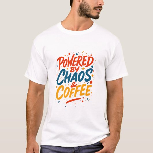 Aangedreven door Chaos en Coffee T-Shirt (Voorkant)