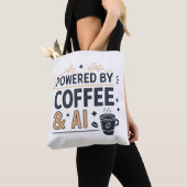 Aangedreven door Coffee & AI Retro Tech Vector Tote Bag (Dichtbij)