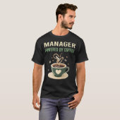 Aangedreven door Coffee Manager T-shirt (Voorkant volledig)