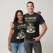 Aangedreven door Coffee Set Builder T-shirt (Unisex)