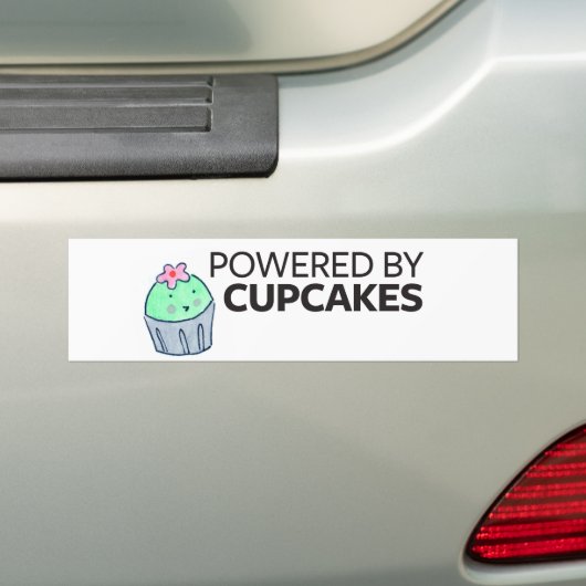 Aangedreven door cupcakes bumpersticker (Op auto)