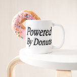 Aangedreven door Donuts citeert zwarte halve tekst Grote Koffiekop<br><div class="desc">Mok voor degenen die 's ochtends van donuts en een kop koffie genieten.</div>