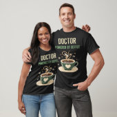 Aangedreven door een koffiedokter t-shirt (Unisex)