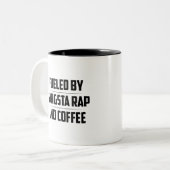 AANGEDREVEN DOOR GANGSTA RAP EN KOFFIE TWEEKLEURIGE KOFFIEMOK (Voorkant links)