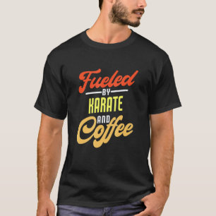 Aangedreven door karate en koffie t-shirt
