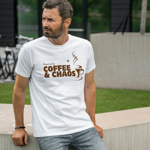Aangedreven door koffie en chaos minimalistisch t-shirt