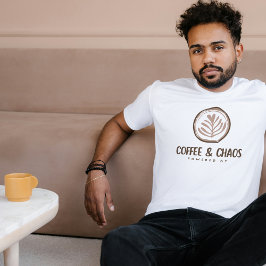 Aangedreven door koffie en esthetische chaos t-shirt