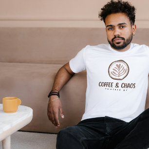 Aangedreven door koffie en esthetische chaos t-shirt