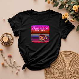 Aangedreven door koffie en liefde | Grappige Moede T-shirt
