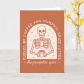 Aangedreven door koffie en pumpkin spice lattes kaart (Gele Bloem)