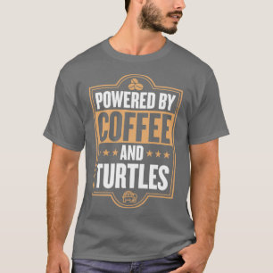 Aangedreven door koffie en schildpadden t-shirt