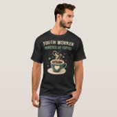 Aangedreven door koffie jeugdwerker t-shirt (Voorkant volledig)