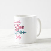 Aangedreven door koffie – Mooie Vibes Mok (Voorkant rechts)