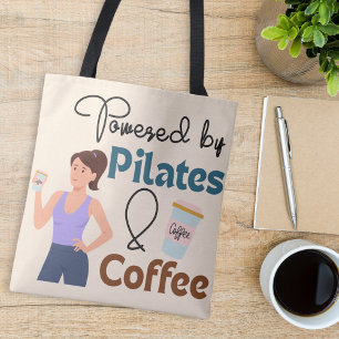 Aangedreven door Pilates en koffie Quote Fitness Y Tote Bag