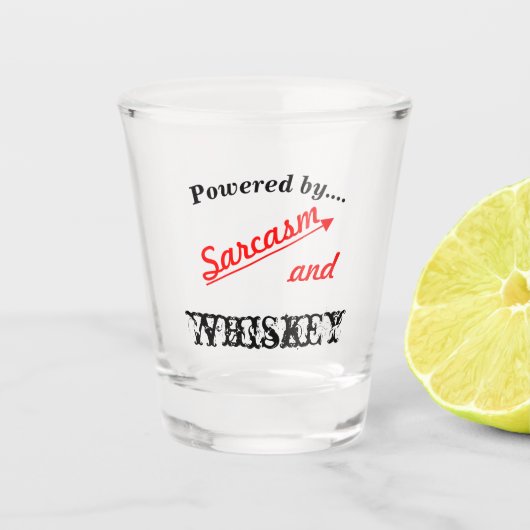 Aangedreven door Sarcasm en Whiskey Novelty Shot Glas (Voorkant)