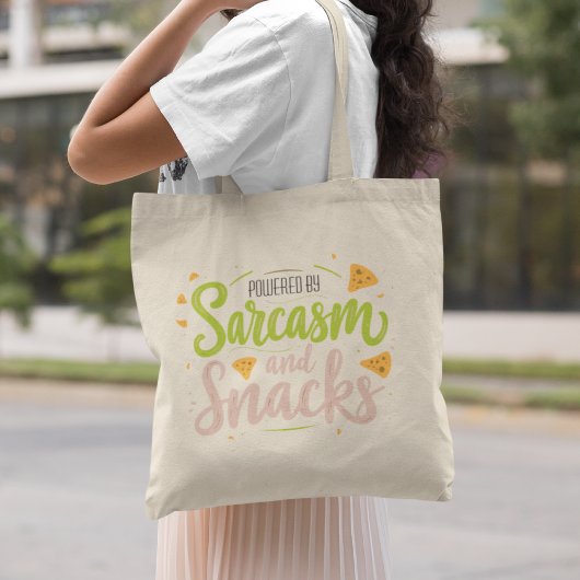 Aangedreven door sarcasme en snacks - leuk en humo tote bag
