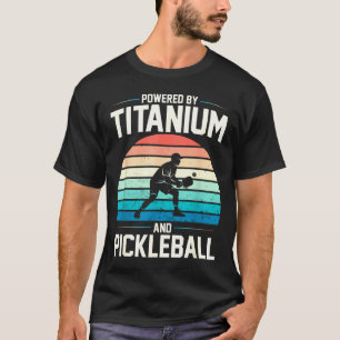 Aangedreven door titanium pickleball grappige knie t-shirt