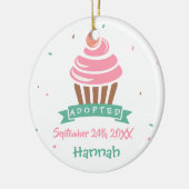 Aangenomen Cupcake - Aangepaste naam Datum Keramisch Ornament (Links)