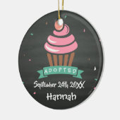 Aangenomen Cupcake - Aangepaste naam Datum Keramisch Ornament (Links)