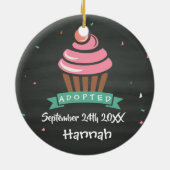 Aangenomen Cupcake - Aangepaste naam Datum Keramisch Ornament (Achterkant)