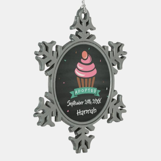 Aangenomen Cupcake - Aangepaste naam Datum Tin Sneeuwvlok Ornament (Links)
